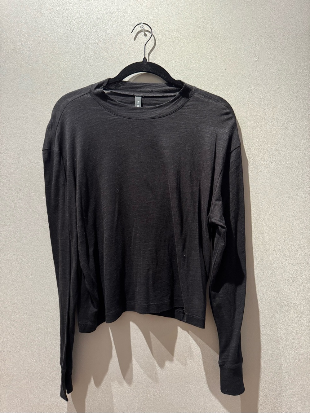 Vuori Women's Sunrise Tee in Black *NWOT*